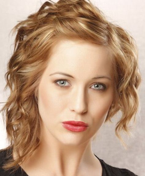 Asymmetrical Wavy Short Hair- Solutions for Light Brown Hair with Highlights