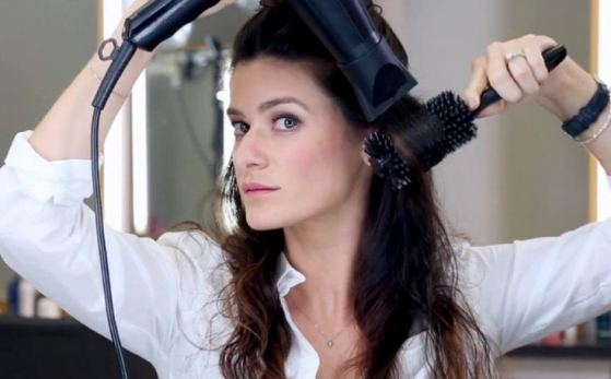 Blow Dry Your Hair with Round Brush to Get Wavy Hair