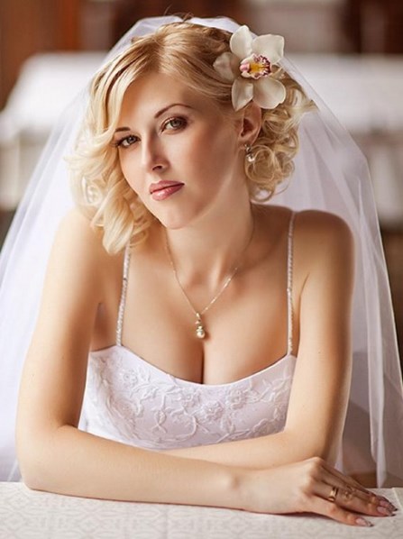 Curly Hairstyle with Gold Accessory- Wedding hairstyles for short hair