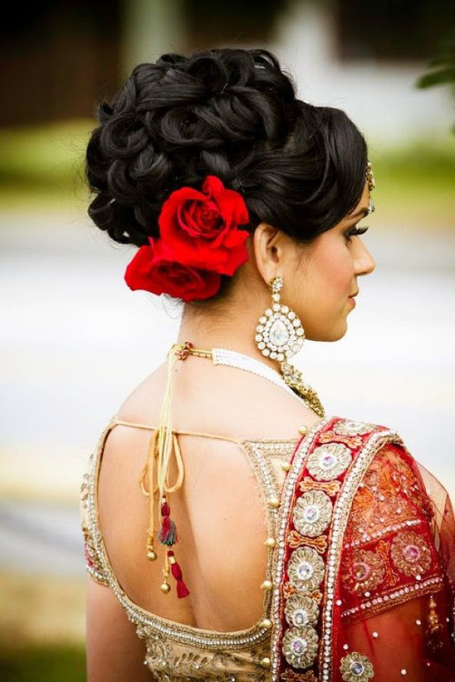  Heavenly Curls Hairstyles for Indian Wedding 