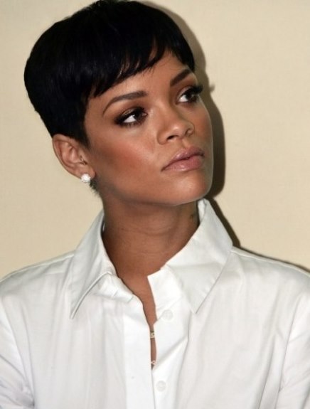 Classy Look with a Short Haircut- Rihanna's short hairstyles