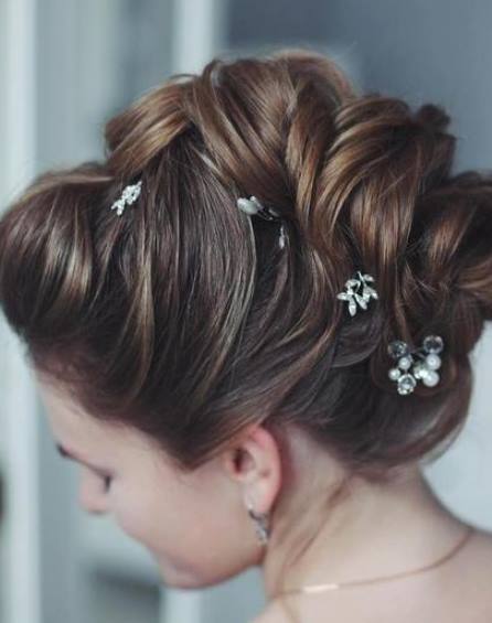 Hairdo with Pearls- Chic wedding hair updos